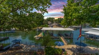 PRIVATE LAKE HOUSE Sleeps Large Groups ON THE WATER Swim n Boat Dock LOTS of AMENITIES - Osage Beach - 1