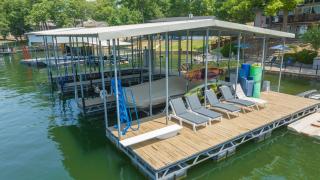 PRIVATE LAKE HOUSE Sleeps Large Groups ON THE WATER Swim n Boat Dock LOTS of AMENITIES - Osage Beach - 7