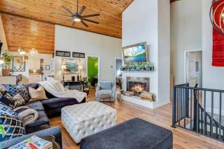 PRIVATE LAKE HOUSE Sleeps Large Groups ON THE WATER Swim n Boat Dock LOTS of AMENITIES - Osage Beach - 8