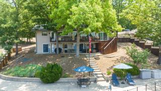 PRIVATE LAKE HOUSE Sleeps Large Groups ON THE WATER Swim n Boat Dock LOTS of AMENITIES - Osage Beach - 2