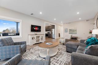 Luxury Downtown 2BDR Lake View 2nd Floor Condo on West Bay 204E - 7