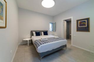 Renovated 3 Bedrooms / 2 bath on Frishman st. - 4