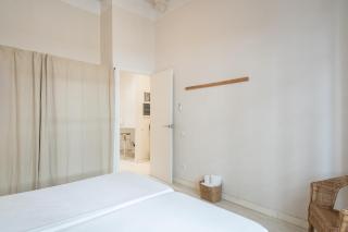 Sunny Apartment with Private Terrace in Gracia, Barcelona - 2