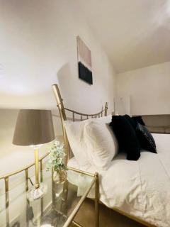 Beautiful Central Open plan living! - 7