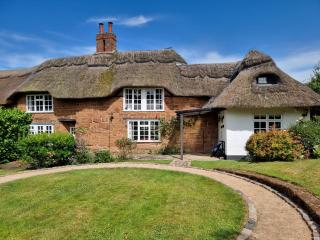 Castle Hill Cottage on a Scheduled Monument - Kenilworth - 6