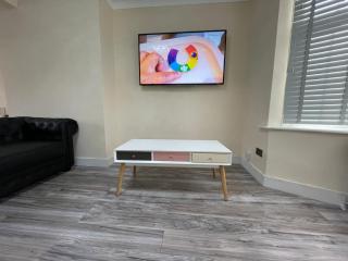Modern 4-bedroom entire house with Garden - 7