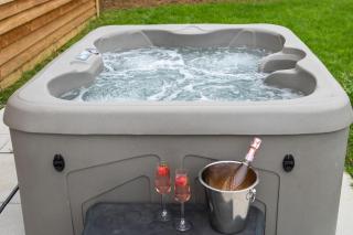 Luxury Barn Conversion with Hot Tub- 'Blackbird' - Ab Lench - 2