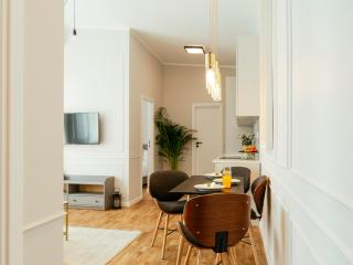 Bright 2BR Flat - Palace Hall - Charming Balcony - Bucarest - 7