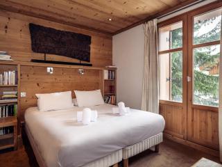Chalet Chaleureux à Méribel : Cheminée, Jacuzzi, Proche Commerces, 4 Chambres en Suite - FR-1-688-18 - 1