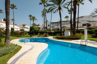 Holiday apartment in first line beach complex in Urbanization Pueblo Mediterráneo, Marbella - Marbella - 1