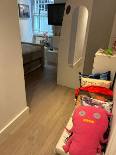 Beautiful double room in a central location next to various tube stations with breakfast and yoga options available on site - Londra - 8