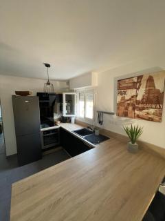 Agréable T2 traversant RDC avec terrasse - balcon - Parking 2 places - Clim portative - 6