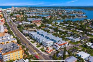 Luxurious Modern Townhouse right across beach!! Table Tennis - 7