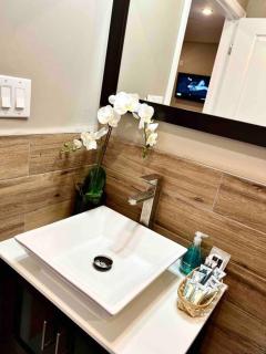 402 Stylish luxe Apt at center city self check-in - 2