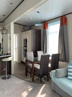 Pebbles Lodge, Seal Bay Resort - Selsey - 3