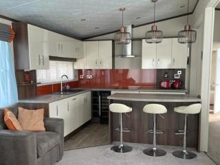 Pebbles Lodge, Seal Bay Resort - Selsey - 7