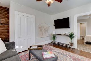 Cedar Blossom Bungalow is a cozy getaway with a 5 minute walk to downtown! - Hot Springs - 3