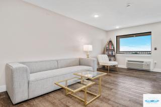 Gold Coast Inn ⁀➷ Breathtaking Sunsets ➠ Corner Lake View Room ➠ 308 - 1