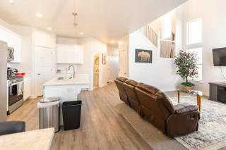 NEW 4-bed 4-bath Stylish House with Mountain View and 2 garages - 8