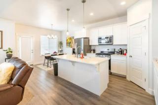 NEW 4-bed 4-bath Stylish House with Mountain View and 2 garages - 2