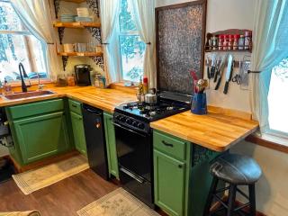 Kataluma Inn, Sandpoint, Idaho - Entire Cozy Cabin, Pet Friendly - 7