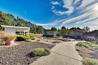 Mtn-View Retreat w/ Hot Tub + Deck in Sebastopol - 6