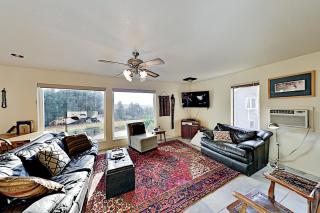 Mtn-View Retreat w/ Hot Tub + Deck in Sebastopol - 5
