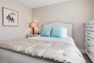 Luxury Downtown 2BDR Lake View 1st Floor Condo steps from Beach 102W - 4
