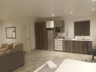 Mayberrypark Guest lodge - 3