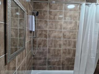 Impeccable 1-Bed Apartment in Ilford - 4