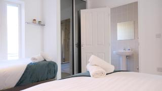 4 Bedroom 3.5 Bathroom House - Sleeps up to 8 - City Centre - Free Parking, Fast Wifi, Private Garden and Smart TV by Yoko Property - 5