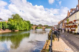 Bewdley River Cottage - Free private gated parking for 2 cars - River front location - 8