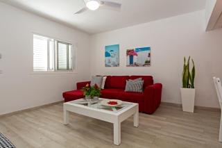 2BR Terrace Home - 10 min walk to the Beach - 1