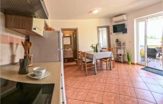 Stunning Apartment In Lovrecica - 1