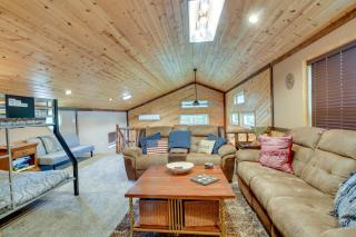 Lakefront Outing Home Private Dock and Volleyball! - Emily - 7