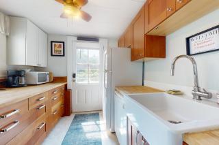 Garden Cottage By The Sea - 1