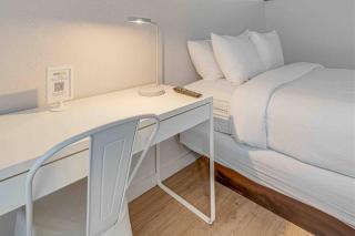 Travel Lodge by Wyndham 10 min from Disney - 6
