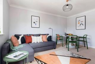 Stylish 2 Bed Flat near Station, Parking, Sleeps 6 - 9