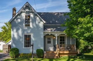 Town & Trail - Walkable Wellington Charmer - 9