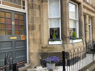 Lovely main door 2 bed apartment - Edimburgo - 0
