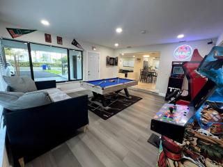 Modern Tropical Oasis with Arcade, HotTub & MiniGolf - Hollywood - 0