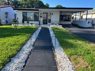 Modern Tropical Oasis with Arcade, HotTub & MiniGolf - Hollywood - 9