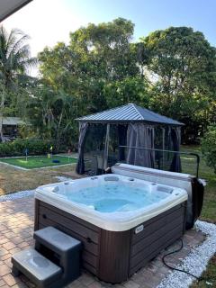 Modern Tropical Oasis with Arcade, HotTub & MiniGolf - Hollywood - 1