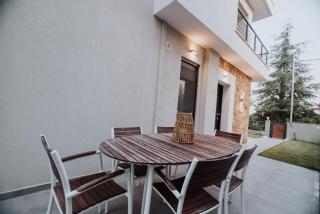 Spacious Family House with Garden - 5 min walk to Beach - 6