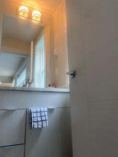 Spacious Room to Stay In - 8