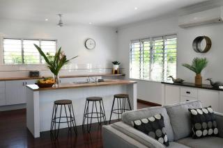 Ohana - Beachfront Holiday House - South Mission Beach - 4