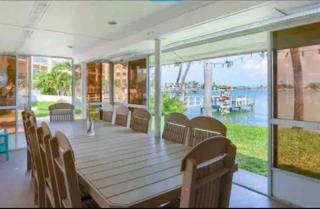 Malyn 122, Waterfront condo, few blocks to beach - St. Pete Beach - 1