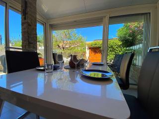 Maison PMR avec Terrasse, Clim et Parking à 900m de la Mer - 4 Couchages - FR-1-229-872 - Gruissan - 1