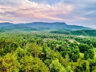 Beautiful Chalet with Fireplace and Large Game Room - Gatlinburg - 6