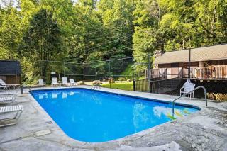 Beautiful Chalet with Fireplace and Large Game Room - Gatlinburg - 4